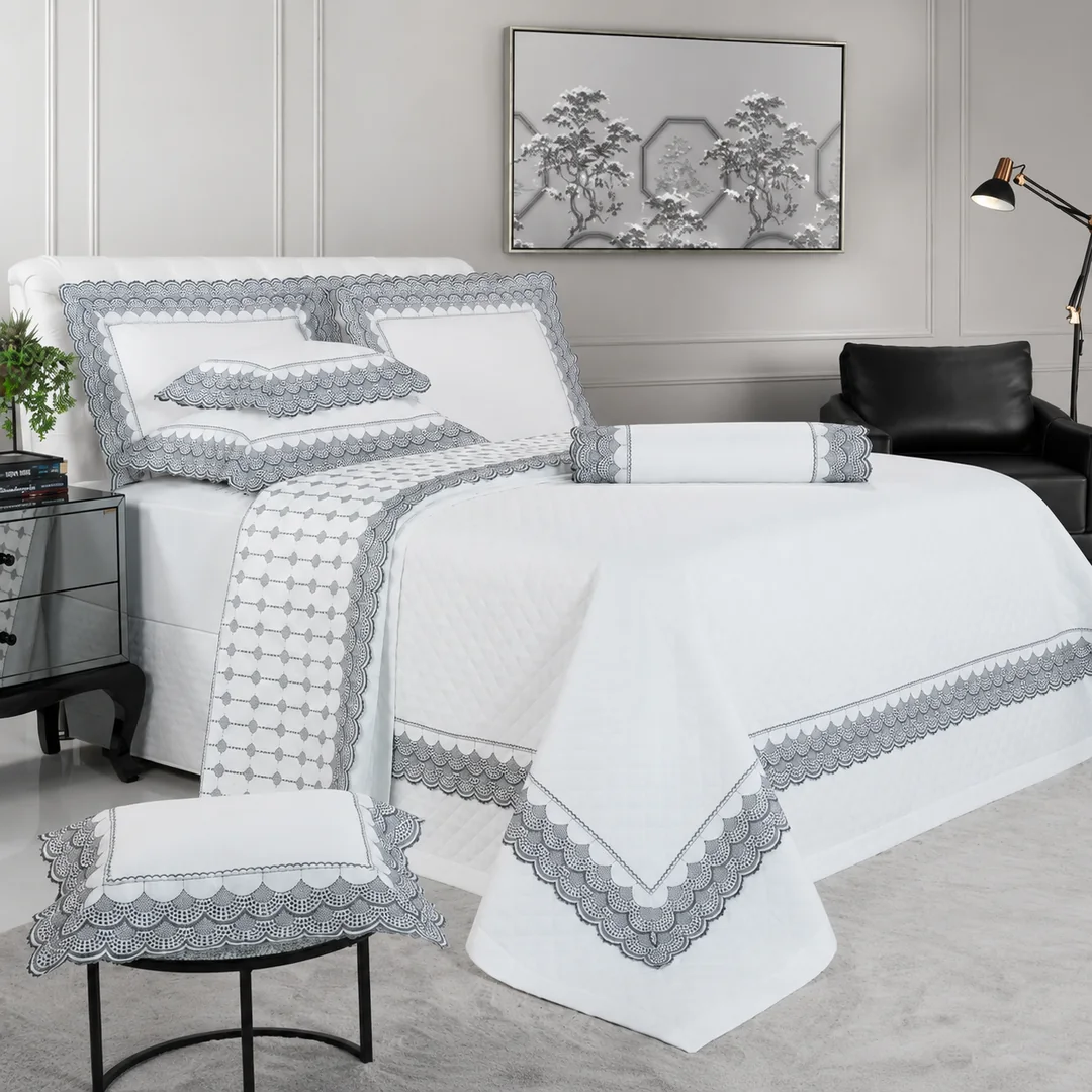 Jogo de cama branco com bordados e acabamento rendado cinza